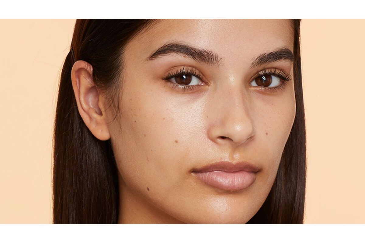 Maybelline Fit Me Matte + Poreless Foundation - manufacturer product image (How to Apply It)